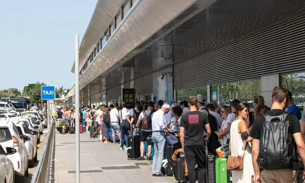 Τουρισμός: Συνεχίζεται το χάος στα ευρωπαϊκά αεροδρόμια – Ατελείωτες ουρές στην Ίμπιζα για ταξί